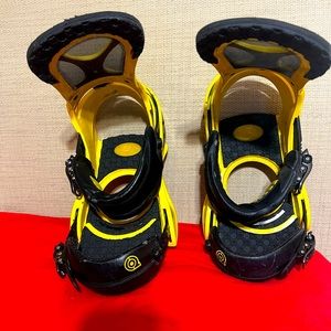 Mens Burton c02 bindings size large in rare yellow color.